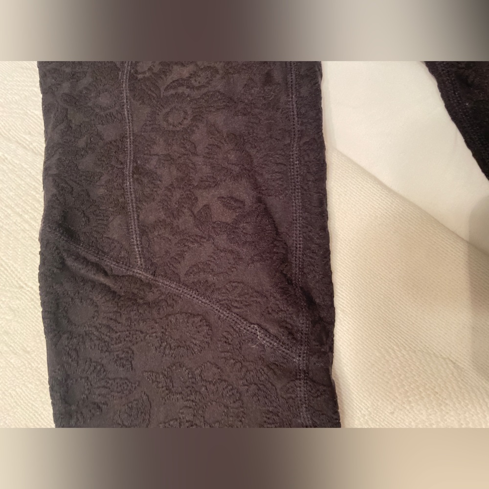 Twenty Montreal Black 3D Swirl Brocade 7/8 Activewear Leggings NWT Size Medium - Picture 8 of 14